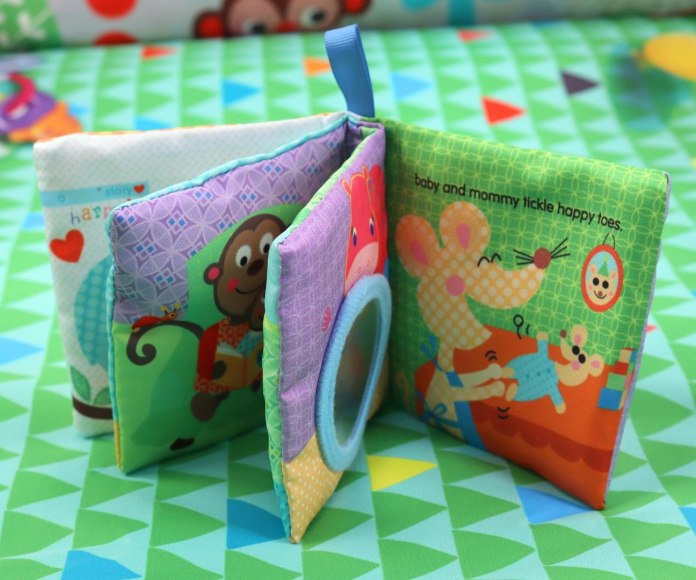 Mata sensoryczna dla niemowlaka z pałąkami (kojec, zabawki) Dżungla 0m+